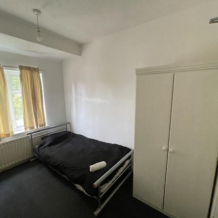 Cozy Private Rooms In Homestay Ilford Exterior photo