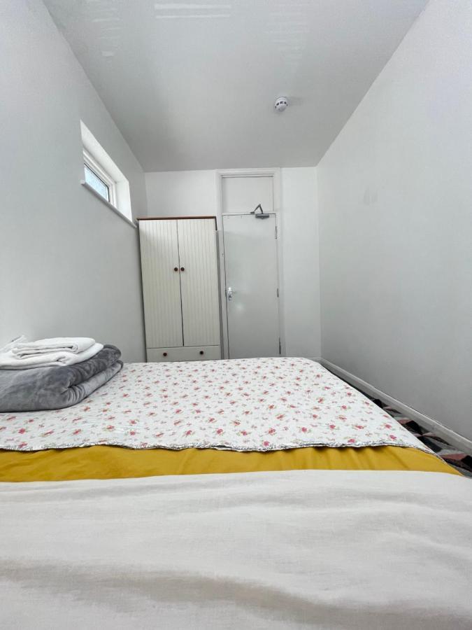 Cozy Private Rooms In Homestay Ilford Exterior photo