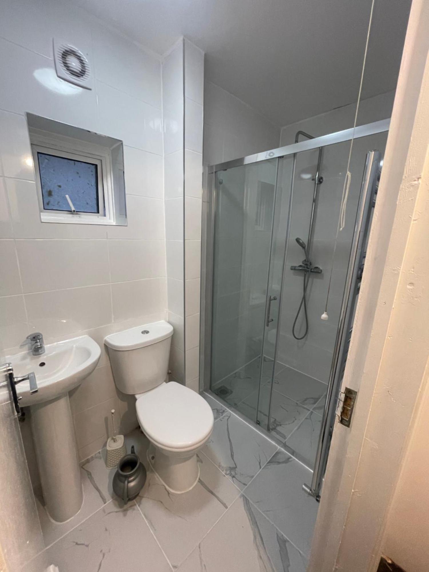 Cozy Private Rooms In Homestay Ilford Exterior photo